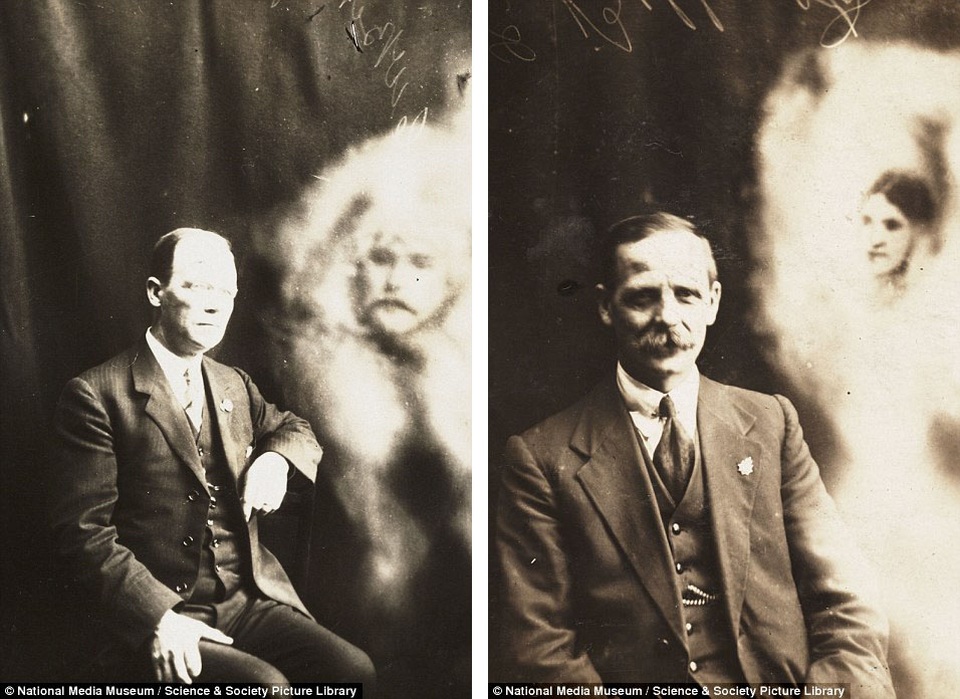 William Hope sinh năm 1863, ông bắt đầu tìm tới nhiếp ảnh năm 1905 và tung ra chùm ảnh “siêu linh” năm 1920. Về sau, những bức ảnh của William Hope vẫn còn thảng hoặc xuất hiện lại và khiến người xem tò mò, hiếu kỳ, dù không tạo thành hiệu ứng mạnh như trước.