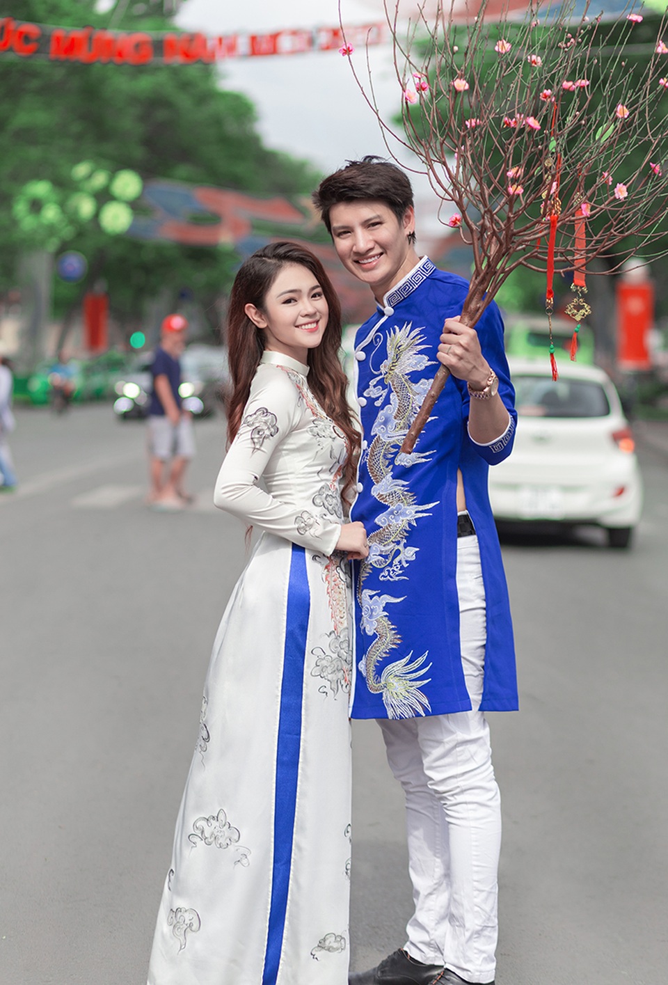Cặp đôi “đũa lệch” Việt Nam - Na Uy rủ nhau đi dạo phố sắm Tết - 6 Như Thơ phát hiện ra là Nino có nhiều điều chưa biết về văn hóa truyền thống của Việt Nam, nhưng anh rất thích thú tìm hiểu. Vì vậy, đi chơi khu chợ Tết, Thơ tíu tít chỉ cho Nino những món đồ này dùng để làm gì.