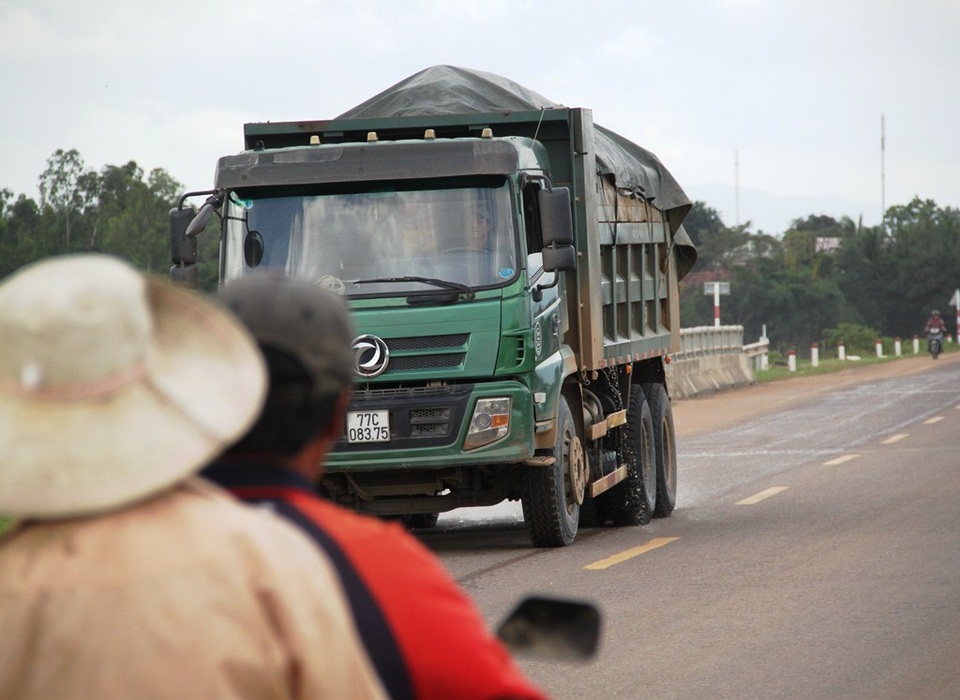 Bình Định: Xe ben cơi nới thùng, chở cát có ngọn “lộng hành” trên Quốc lộ 19 - 5 Một xe tải chở cát có ngọn chạy trên QL 19 nhưng không thấy lực lượng chức năng nào xử lý