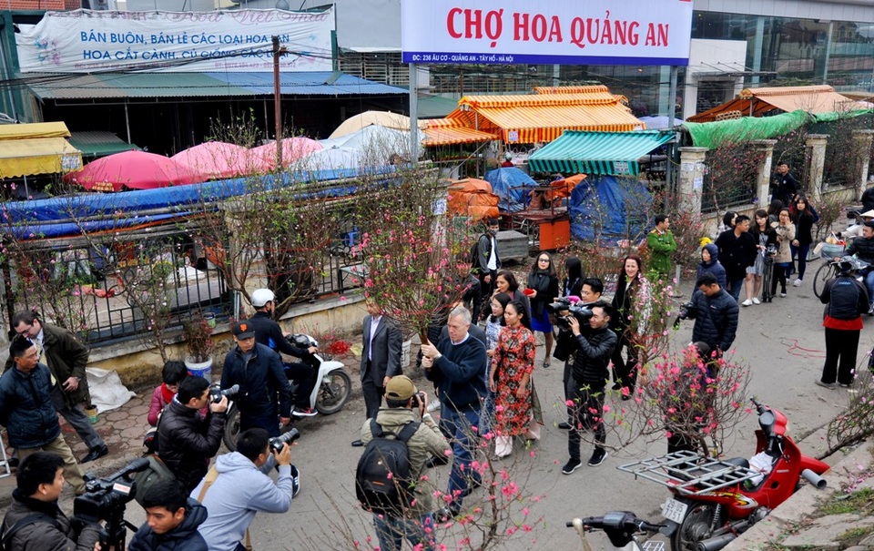 Đại sứ Mỹ thả cá chép ở Hồ Tây, đi chợ hoa sắm Tết - 13
Ông Osius nói sẽ ăn Tết tại Hà Nội trong 2 ngày đầu năm mới và sau đó sẽ đi du lịch cùng gia đình.