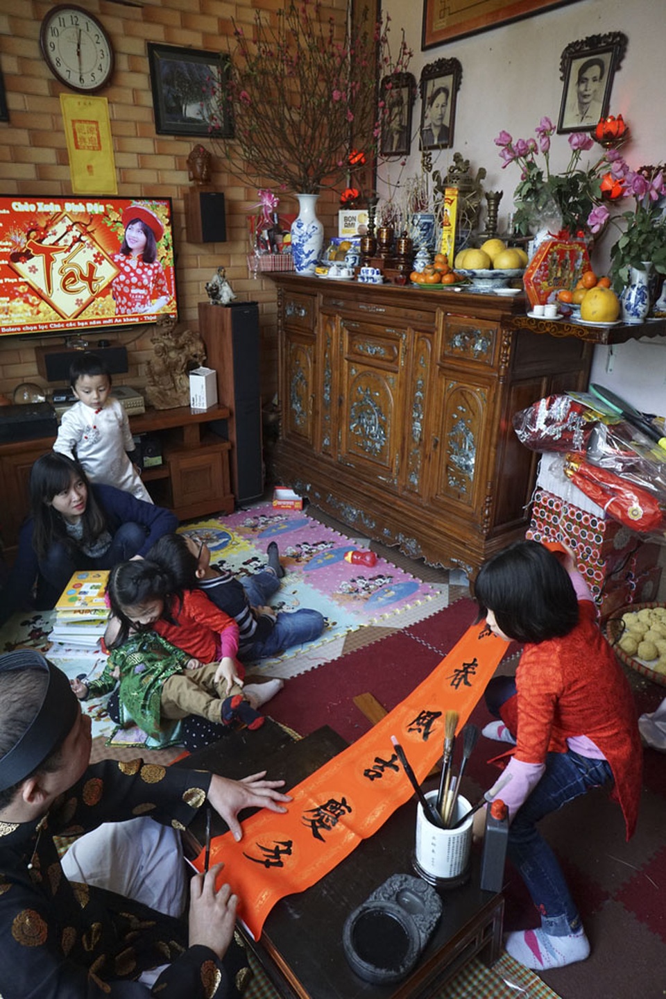 Cảnh gia đình Hà Nội ba thế hệ đầm ấm bên nồi bánh chưng Tết - 7 Người cháu của ông Nguyện là Bùi Vinh Thanh năm nào cũng sửa soạn nghiên bút để tự tay viết những câu đối cho gia đình.