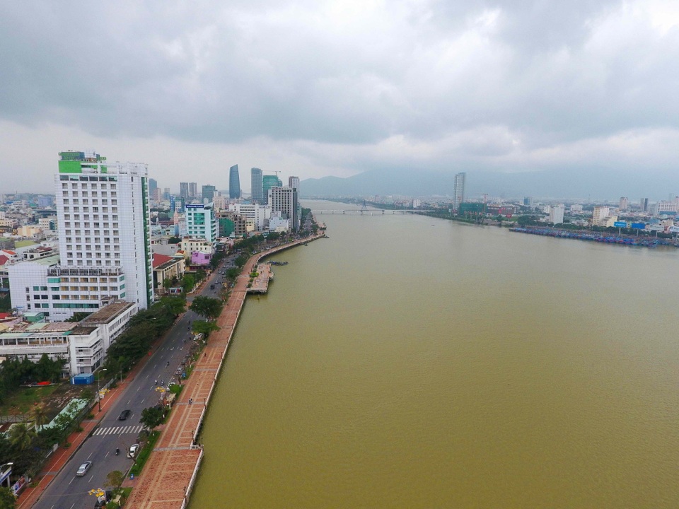 Ngắm Đà Nẵng từ trên cao trời đất vào xuân - 7 Một bên là sông Hàn thơ mộng, tuyến đường Bạch Đằng và nhà cao tầng
