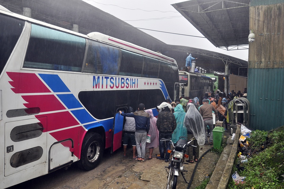 Cửa khẩu quốc tế Cầu Treo "nghẹt thở" những ngày cuối năm - 4 Cửa khẩu quốc tế Cầu Treo "nghẹt thở" những ngày cuối năm - 4
