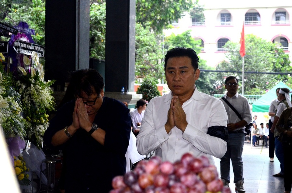 NSƯT Tạ Minh Tâm rưng rưng thắp nén nhang và lời tiễn biệt thầy lần cuối