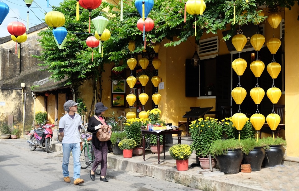 Những hiên nhà phố đã sạch tinh tươm, rộng ràng hương sắc mùa xuân khiến du khách ngẩn ngơ ngắm nhìn