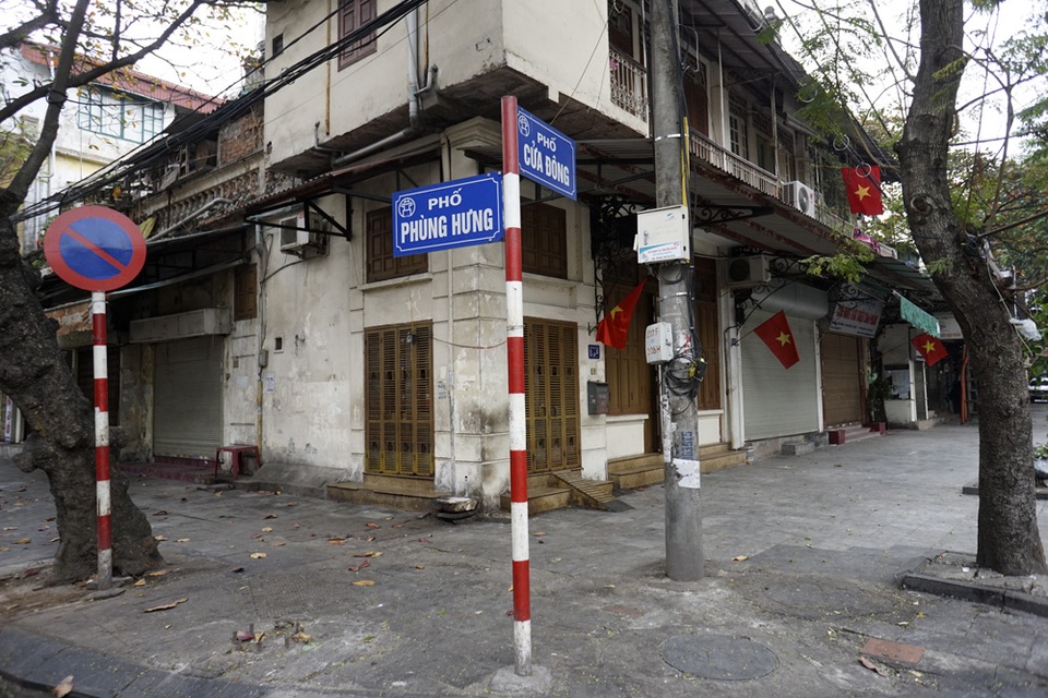 Vỉa hè rộng thoáng.