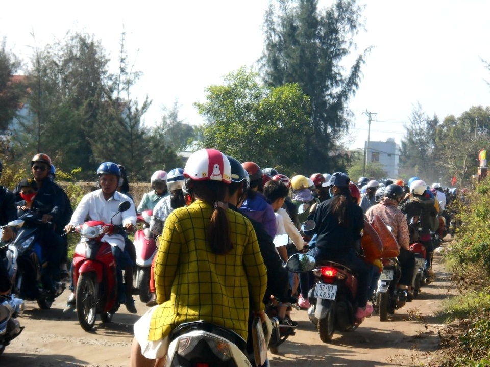Dòng người chen nhau viếng mộ ngày đầu năm - 6 Dòng người chen nhau viếng mộ ngày đầu năm - 6