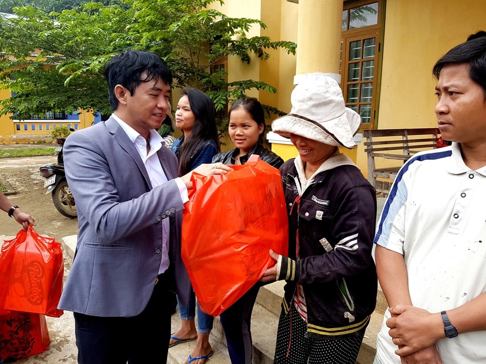 Làng “triệu phú” giữa đại ngàn - 7 Cuối năm, bà con ở đây được nhận quà từ các đơn vị, cá nhân đến trao