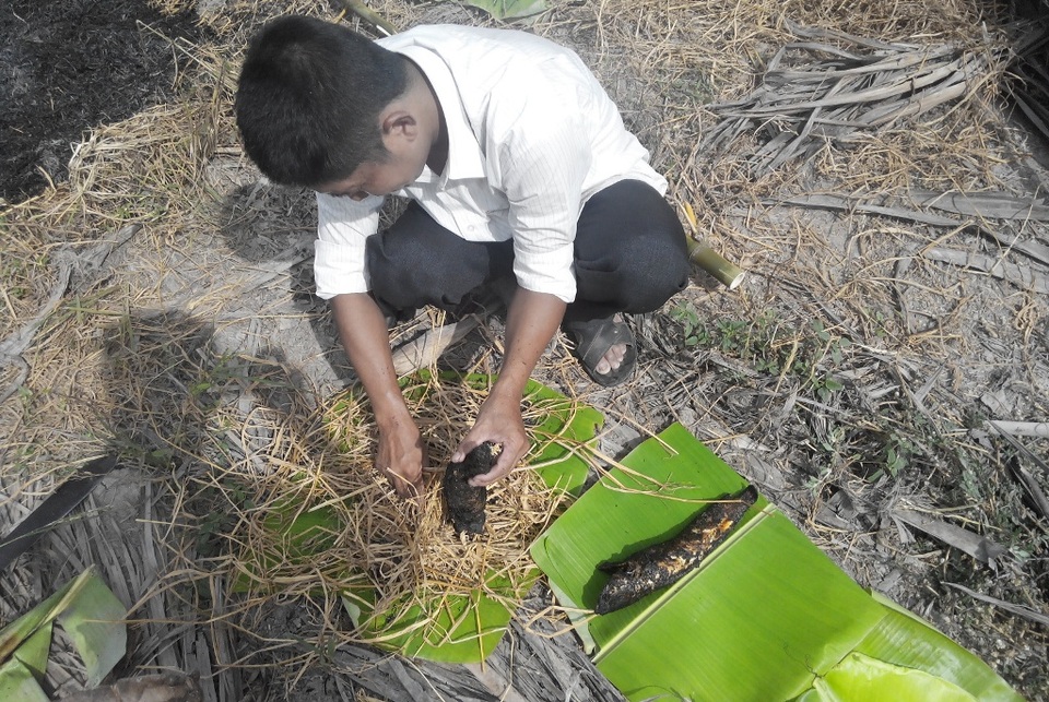 Về miền Tây đừng quên thưởng thức cá lóc đồng nướng rơm - 5 Cạo sạch lớp vảy bị cháy khét