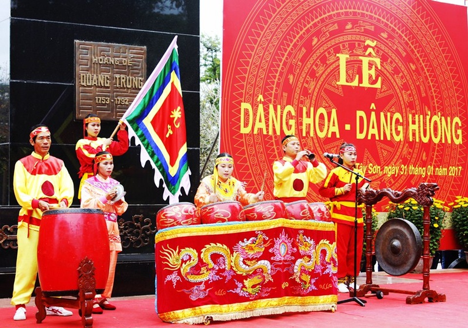 Bình Định kỷ niệm 228 chiến thắng Ngọc Hồi - Đống Đa - 1 Nghi thức lễ dâng hoa, dâng hương Tượng Hoàng đế Quang Trung