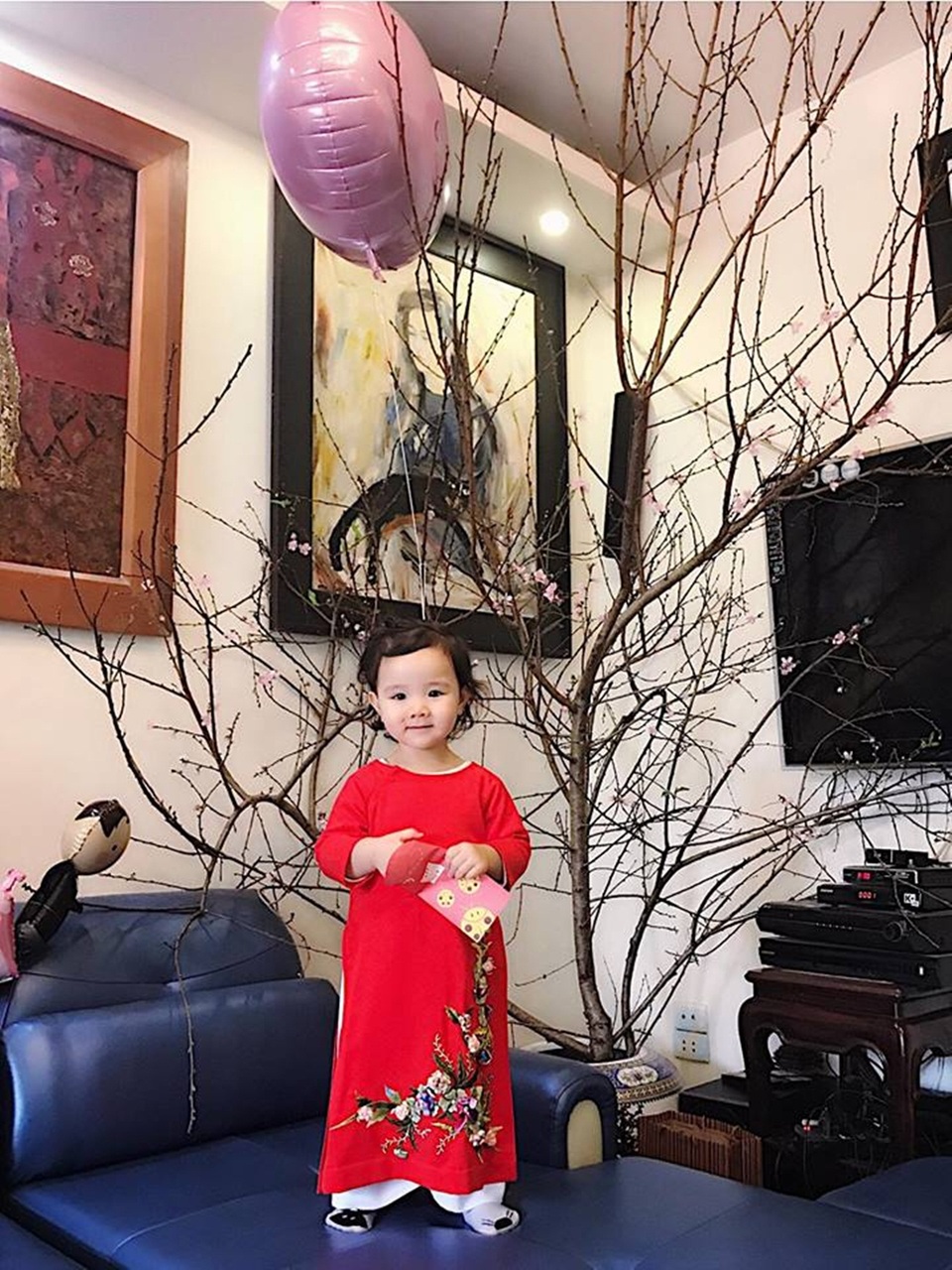 Những biểu cảm du xuân siêu đáng yêu của con gái Trang Nhung - 10 Thích thú khi được lì xì.