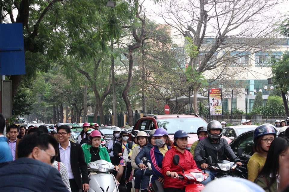 Người Hà Nội tấp nập đi chùa, đường phố ùn tắc kéo dài - 7 Người Hà Nội tấp nập đi chùa, đường phố ùn tắc kéo dài - 7