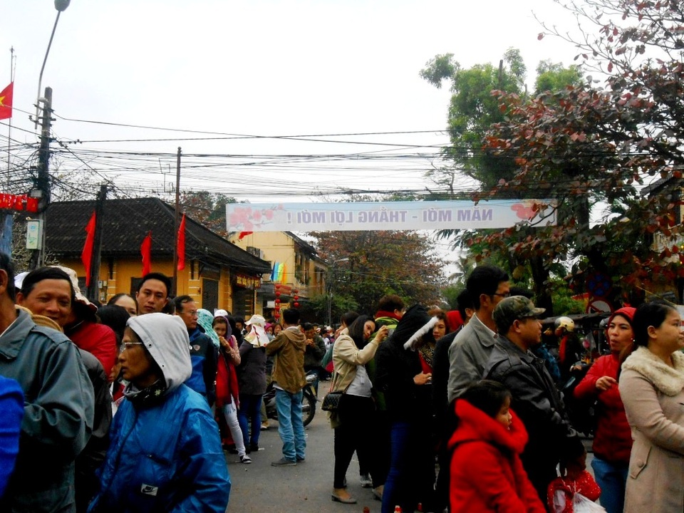 Biển người chen chân xếp hàng lễ chùa cầu an dịp Tết Nguyên Tiêu - 6
