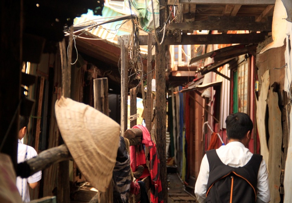 “Nghẹt thở” ở xóm ổ chuột giữa lòng thành phố - 2 Những căn nhà chật hẹp, tạm bợ đã xuống cấp nghiêm trọng