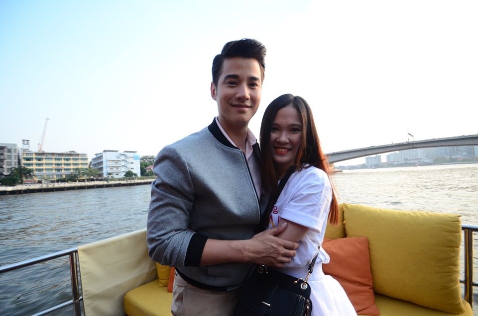 Tài tử “Tình người duyên ma” ấn tượng với người hâm mộ Việt - 7 Mario dành cái ôm trìu mến cho bạn Phượng Linh đến từ trường ĐH Mở TPHCM.