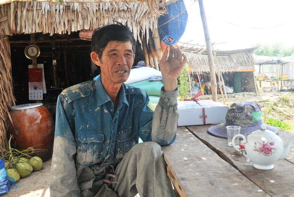 9X từ nằm đất, ăn mì gói… trở thành ông chủ 400 công đất trồng lúa sạch - 2
Ông Nguyễn Văn Bùi - nhà tận Vĩnh Long nhưng vì mến mộ việc trồng lúa sạch của Tiếng nên đến phục giúp Tiếng từ những ngày đầu mở nông trại
