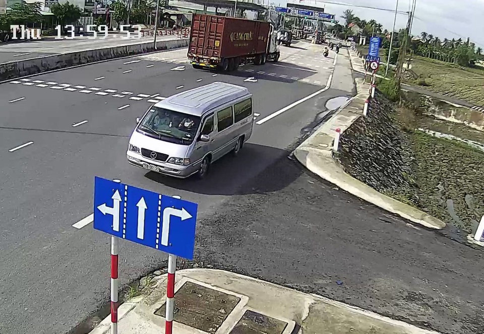 “Lạ lùng” ô tô rồng rắn ngược chiều quốc lộ 1A - 7 Một chiếc xe khách 16 chỗ vô tư đi ngược chiều để né trạm