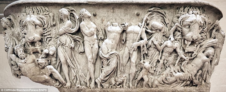 Quách cổ 1.800 năm tuổi trị giá 8 tỷ đồng bị đem làm… chậu hoa - 7 Chiếc quách đã được đưa về lâu đài từ cách đây 200 năm bởi vị chủ nhân của cung điện Blenheim khi đó - công tước xứ Marlborough đời thứ 5, nhà quý tộc này vốn nổi tiếng với thú sưu tầm đồ cổ.