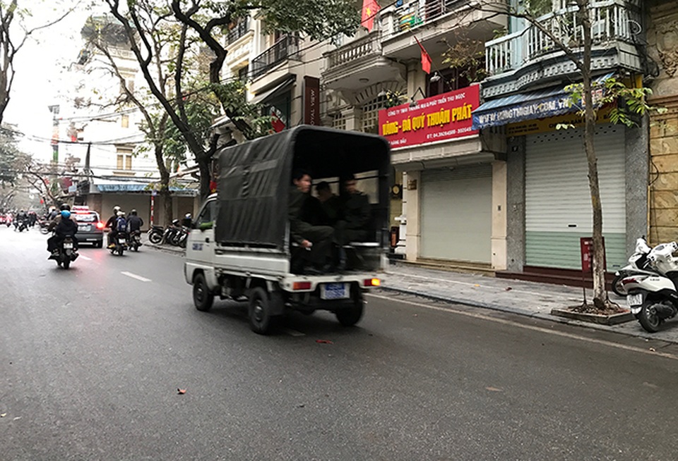 Hà Nội ra quân, người lấn chiếm vỉa hè nháo nhào chạy hàng - 1
Từ sáng sớm, lực lượng chức năng đã đi tuyên truyền, nhắc nhở người dân không lấn chiến vỉa hè.