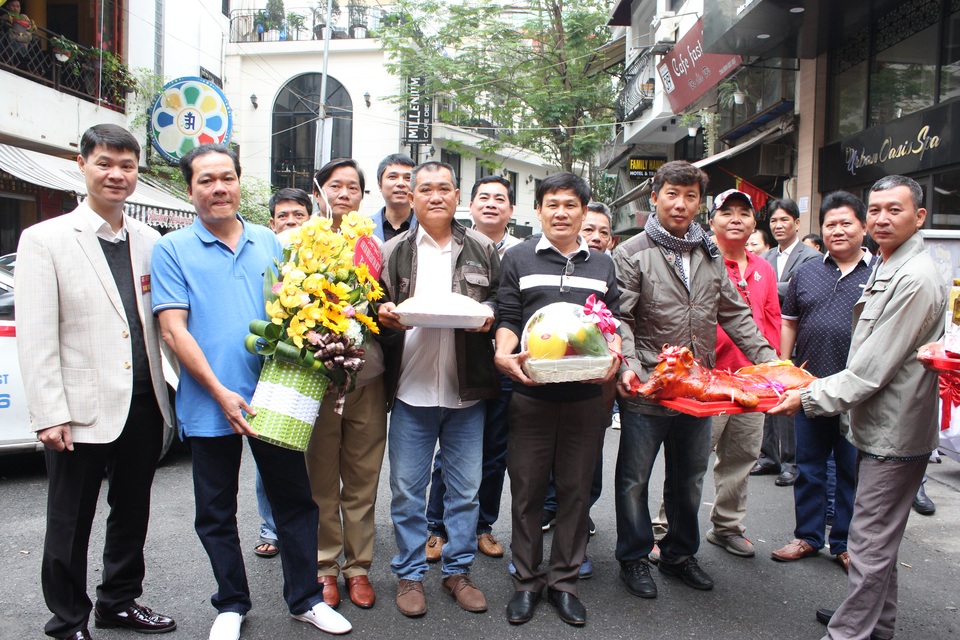 Về nơi thờ tổ nghề da hàng trăm năm ở Hà Nội - 6 Những người thợ da giầy sẽ xếp hàng lần lượt để vào làm lễ cúng Tổ nghề