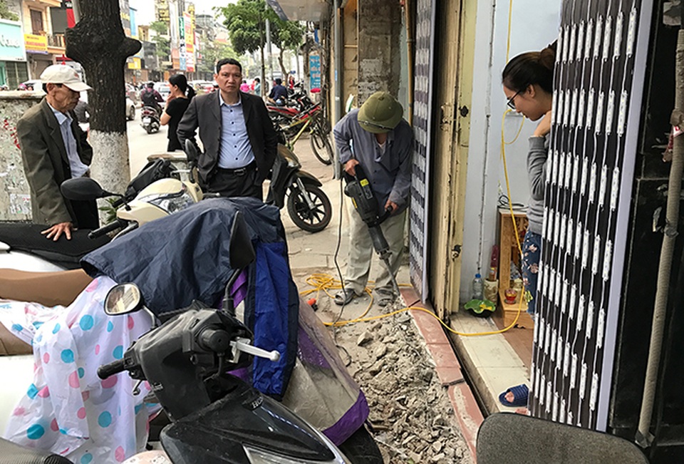 Hà Nội tăng cường cần cẩu, máy xúc "giải phóng" vỉa hè - 7
Có công trình lực lượng chức năng phải ra tay
