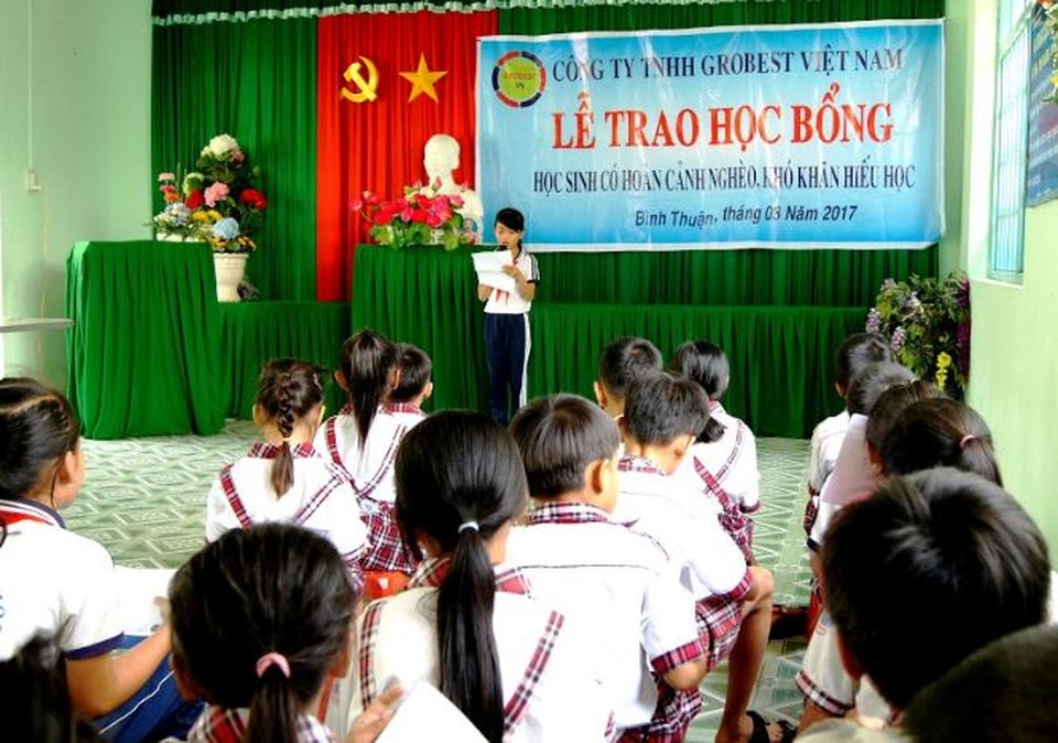 Em Huỳnh Thị Bích, học sinh lớp 5A, Trường Tiểu học Vĩnh Hảo 2 phát biểu cảm ơn các nhà hảo tâm