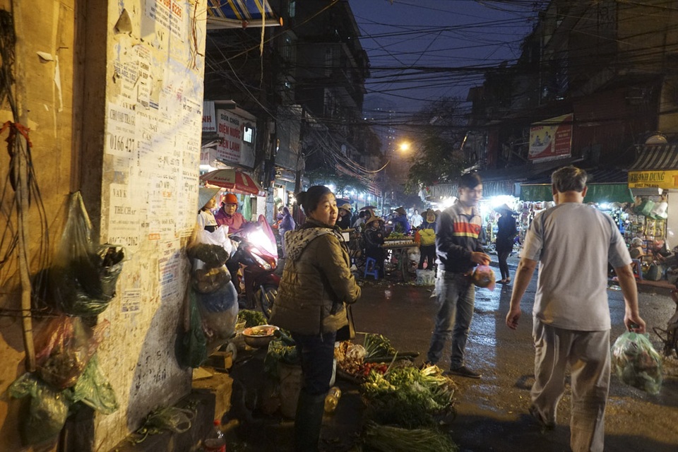 Chợ cóc Hà Nội trong chiến dịch dọn dẹp vỉa hè - 7
Hà Nội từng được gọi là kẻ chợ, chợ trong phố, phố trong chợ đôi khi khó xác định.