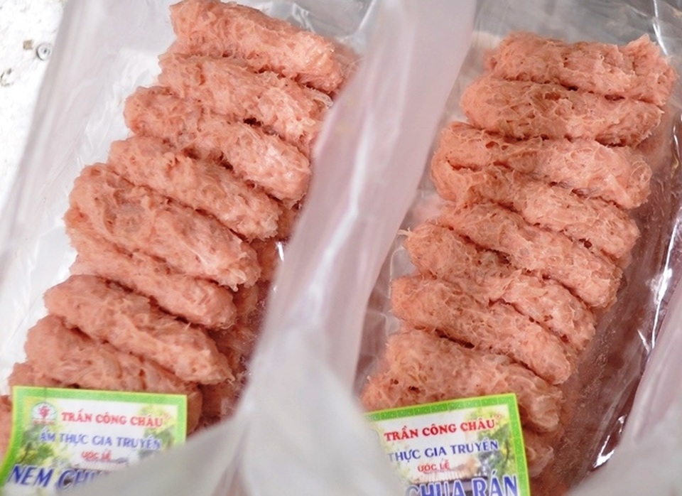 Nghệ nhân Ước Lễ chia sẽ bí quyết làm nem chua rán ngon tại nhà - 5 Để làm ra những chiếc nem chua rán thơm ngon cũng trải qua nhiều công đoạn.