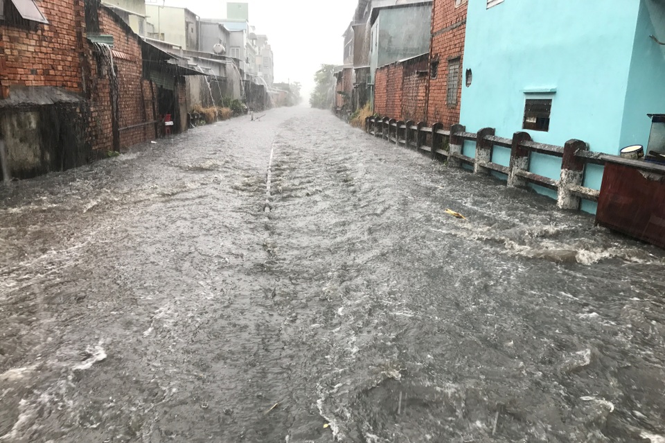 Mưa cực lớn, phía Đông Sài Gòn chìm trong biển nước - 13 Đường sắt bị phong toả vì ngập nước trong cơn mưa trái mùa chiều 1/4.