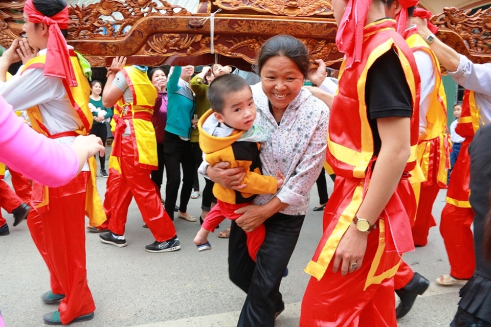 Những người khác lại chọn cách chui qua gầm kiệu để cầu những điều may mắn cho bản thân và gia đình. Nhiều người lớn chui kiệu còn bế theo cả trẻ em để lấy may cho trẻ.