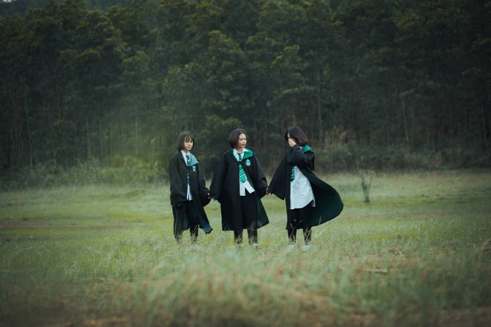 Độc đáo bộ ảnh kỷ yếu đậm chất "Harry Potter" của học sinh Hải Phòng - 5 Tất cả các phụ kiện đều được các bạn tự chuẩn bị và tối đa kinh phí nhất có thể, giới hạn khoảng 500.000 đồng/người. Thậm chí, để thực hiện được bộ ảnh các thành viên trong lớp còn tìm cách gây quỹ bằng việc bán đồ ăn sáng ở trường để phụ thêm vào tiền chụp ảnh.