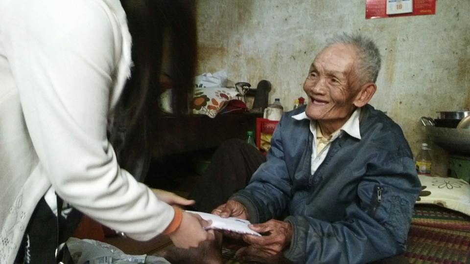 “Sao tháng Giêng” học giỏi, đa tài, giàu lòng nhân ái - 6 Kỷ niệm mà Phương nhớ và vui nhất trong thời sinh viên là đã cùng các bạn giúp cụ Phan Hợi - cụ ông đã 90 tuổi vẫn hàng ngày đi bán kẹo kéo mưu sinh