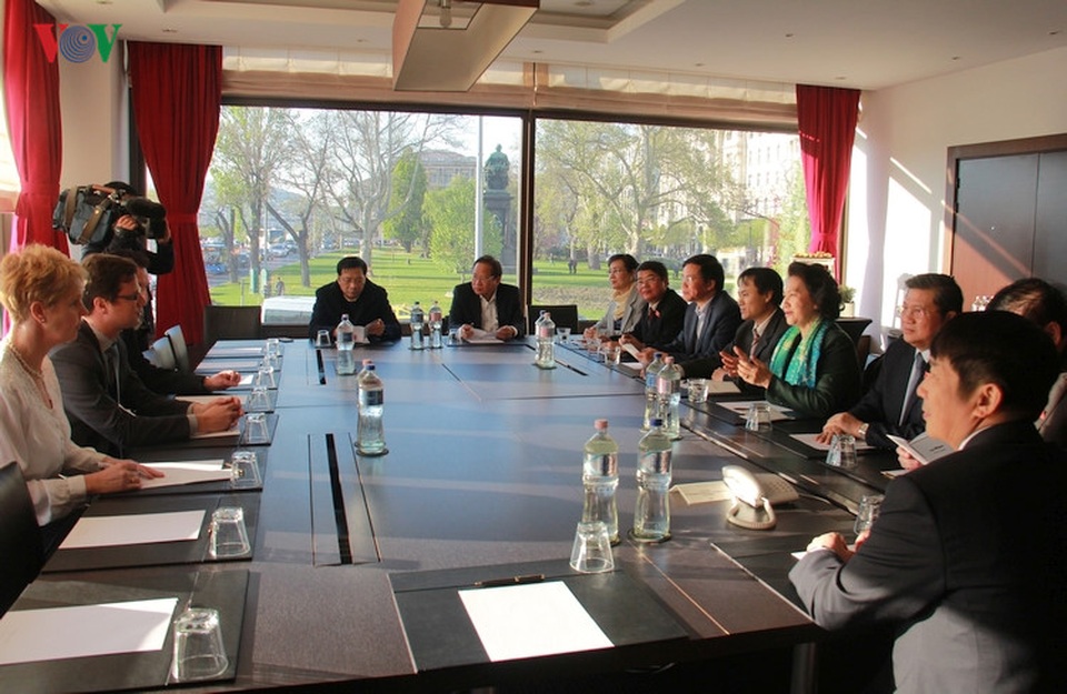 Kiều bào chào đón Chủ tịch Quốc hội Nguyễn Thị Kim Ngân thăm Hungary - 7 Kiều bào chào đón Chủ tịch Quốc hội Nguyễn Thị Kim Ngân thăm Hungary - 7