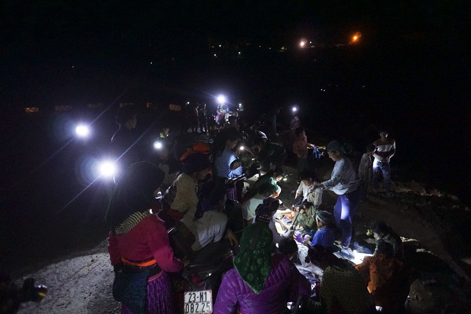 Đêm trắng ở vùng rốn quặng miền biên ải - 9 
Mỏ nằm ngay cạnh tỉnh lộ 176, vào buổi đêm ven con đường này lại trở thành một cái chợ thu mua quặng antimon và bán bánh kẹo, nước ngọt phục vụ người dân mót quặng. Những người thu mua quặng đều sống ở xã Mậu Duệ nhưng được thúc đẩy bao thầu từ những thương lái.