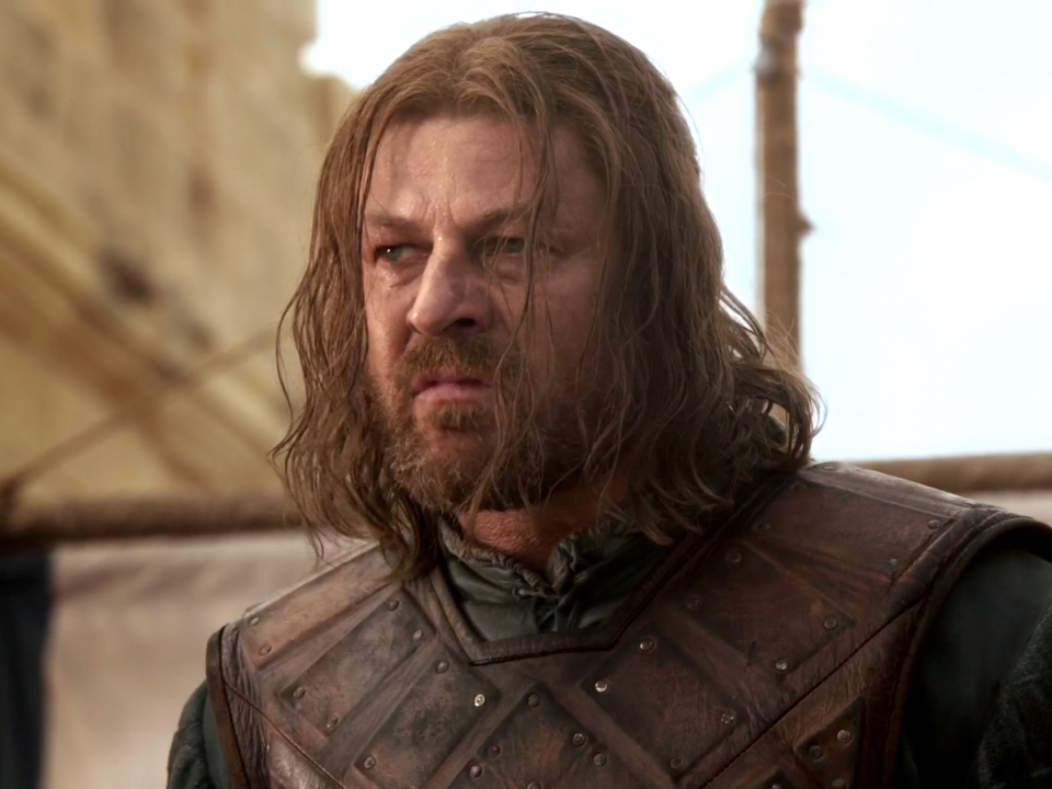 Vai diễn Ned Stark của nam diễn viên Sean Bean rất đáng nhớ. Không ai có thể ngờ nhân vật ban đầu tưởng như rất quan trọng này lại có thể ra đi nhanh tới như vậy, cái chết của nhân vật Ned Stark đã khiến không ít fan phim “Trò chơi vương quyền” phải sửng sốt.