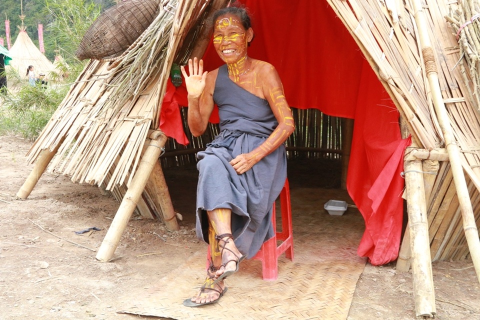 Các diễn viên đóng thổ dân hầu hết đều là người xã Ninh Hải, huyện Hoa Lư (Ninh Bình). Những người này trước kia cũng từng tham dự các cuộc tuyển chọn diễn viên của nhà sản xuất phim, sau đó được chọn đóng thổ dân trong bộ phim bom tấn. Nay họ lại được mời đến để đóng thổ dân cho du khách tham quan.