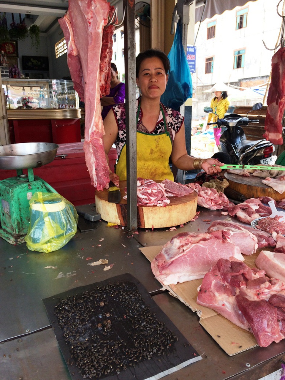 Sau vụ cháy cực lớn kéo dài 5 ngày, “giặc ruồi” bất ngờ bủa vây - 7 Các tiểu thương ở đây mỗi ngày tốn từ 6 -8 miếng dán ruồi