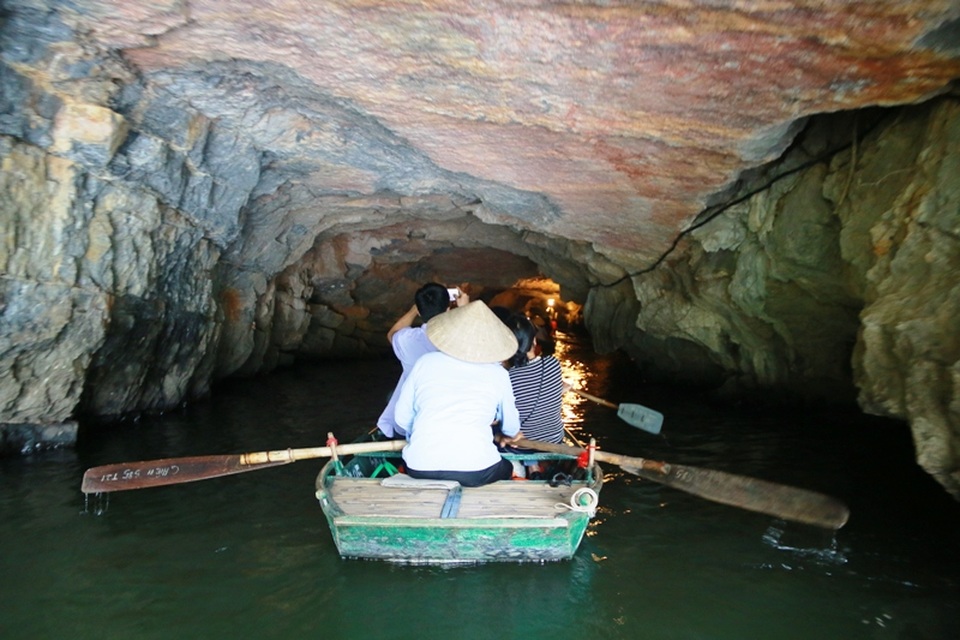 Có những hang xuyên thủy đã có sự tác động của con người để thuận tiện cho hành trình khám phá Tràng An.