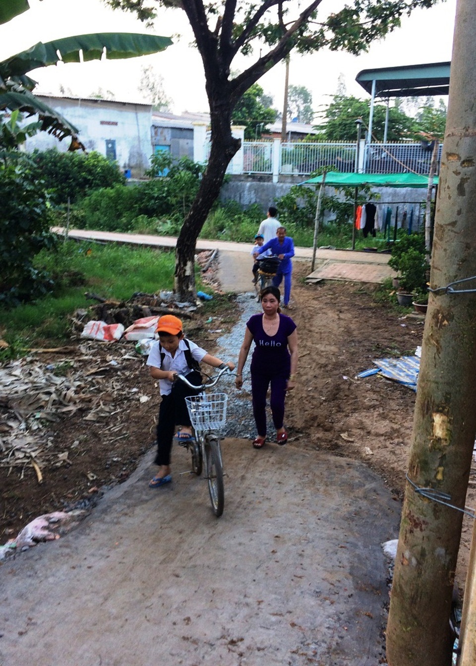 Hàng trăm học sinh trong vùng sạt lở nghiêm trọng đi học trở lại - 4 Và dốc cao...