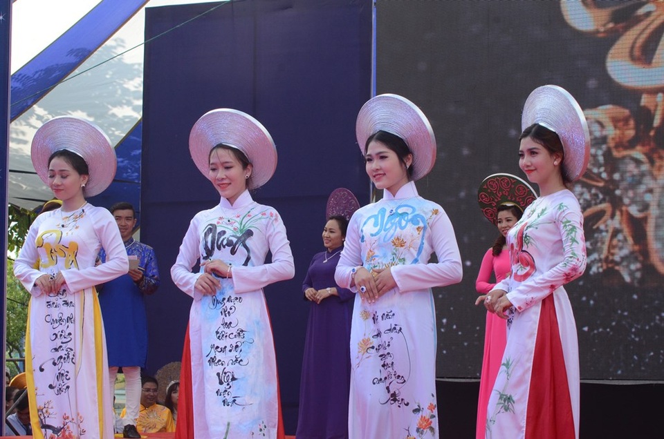 Phố vàng bạc, trang sức hút khách du lịch - 7 Bộ trang sức theo tông của các nhà thiết kế.