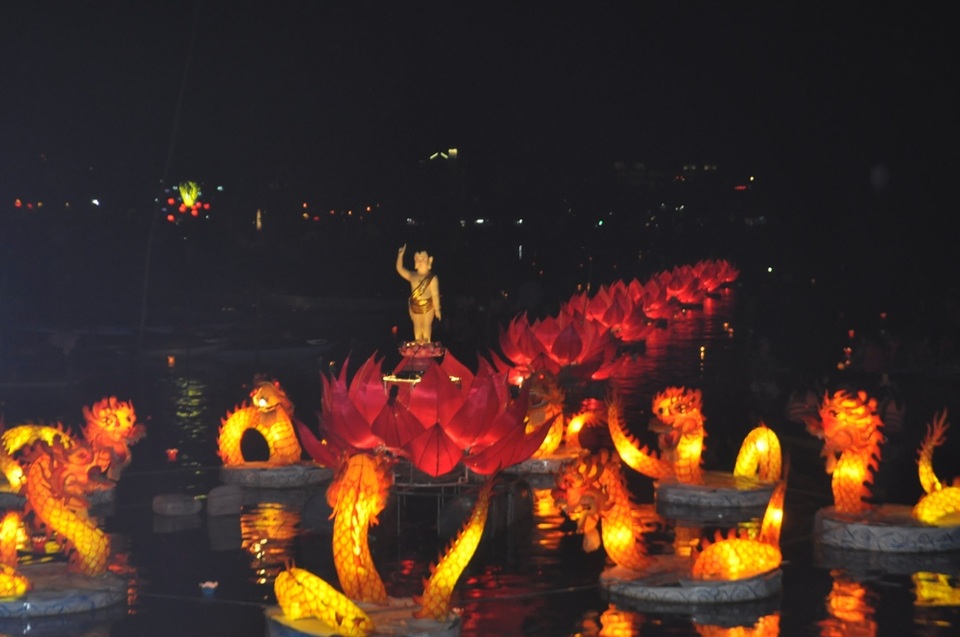 Hàng ngàn người dân và du khách tham dự lễ hội Phật Đản - 7 Bảy đóa sen lung linh trên sông Hoài