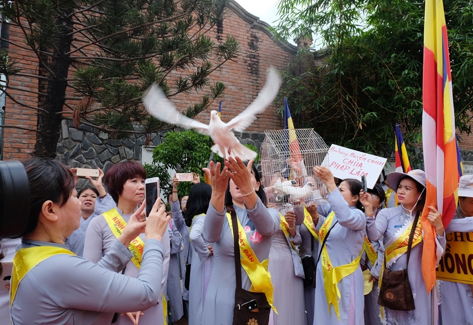 Đà Nẵng: Thả chim bồ câu nguyện cầu hòa bình trong Đại lễ Phật đản - 9 Phật tử thả chim bồ câu nguyện cầu hòa bình, an lạc