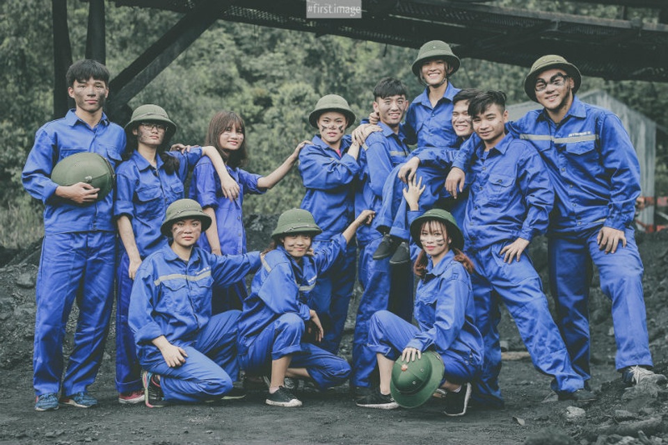 Ảnh kỷ yếu “Thợ mỏ” đậm chất quê hương của học sinh Quảng Ninh - 7 Ban đầu việc lựa chọn địa điểm khiến các em băn khoăn khá nhiều, sau đó tập thể quyết định chọn mỏ than Mạo Khê để thực hiện. Khó khăn nhất khi chụp bộ ảnh được Khánh Linh cho biết chính là thời tiết thất thường lúc mưa lúc nắng và địa điểm chụp hơi xa, phải vào sâu trong rừng.