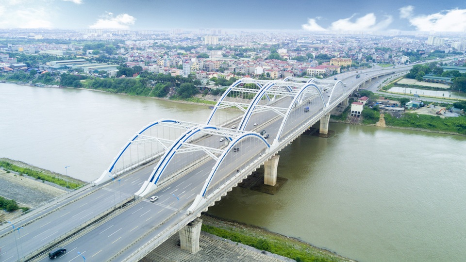 Mãn nhãn với 7 cây cầu vượt sông tại Hà Nội - 13 Cầu Đông Trù rộng 55m, dài 1.240m, trong đó cầu chính dài 500m, được xây dựng theo kiểu vòm ống thép. Cầu chính thức khánh thành ngày 9/10/2014 sau 8 năn thi công.