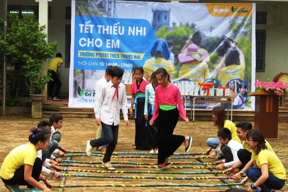 Học sinh vùng khó tưng bừng vui Tết thiếu nhi sớm - 1 Các em học sinh vùng khó Thung Nai vui múa hát trong ngày Tết của riêng mình.