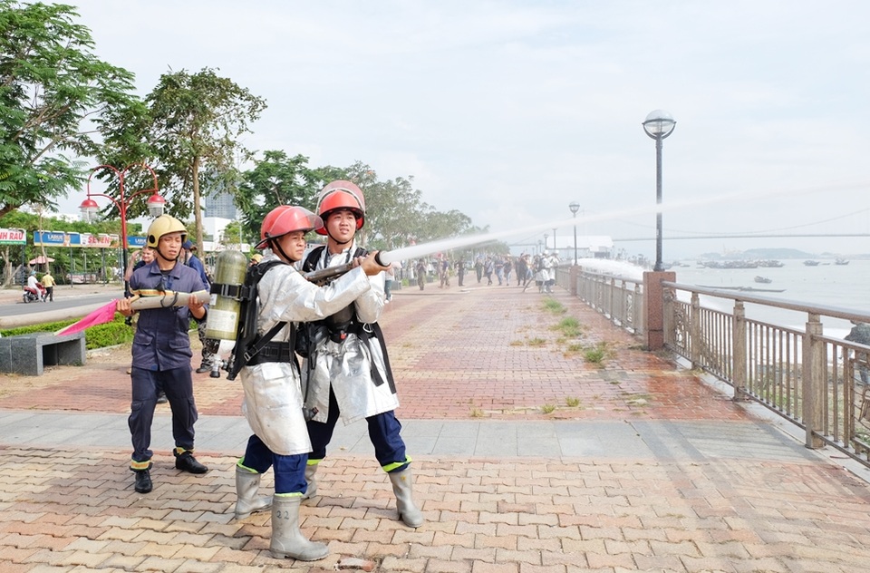 Việt Nam, Hoa Kỳ cùng diễn tập ứng phó sự cố tràn dầu trên sông Hàn - 5
Các phương tiện, lực lượng phòng cháy chữa cháy cũng triển khai phương án ứng phó sự cố tại hiện trường và trên bờ