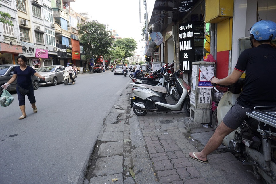 Vỉa hè "rộng một gang tay" tái xuất tại Hà Nội - 7 Phố Bạch Mai có mật độ dân cư đông đúc song một bên vỉa hè quá hẹp.