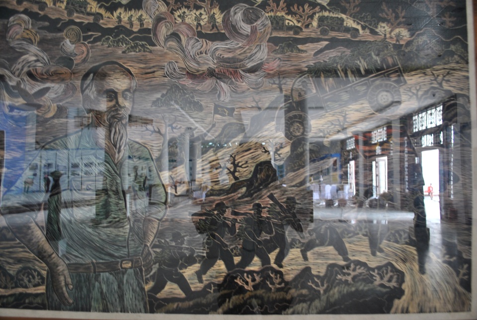 Tác phẩm”Huyền thoại một con đường”. Chất liệu khắc gỗ (70cmX90cm) của tác giả Đỗ Thanh tại cuộc triển lãm.