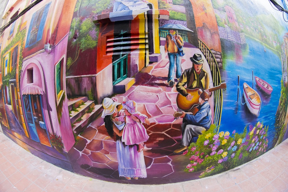 Không gian của con ngõ nhỏ trở nên thơ mộng, rộng mở hơn nhờ những đường nét sinh động, cuốn hút. Được biết, ban đầu chỉ có một hộ dân nghĩ ra việc vẽ tường, sau đó vì ấn tượng với vẻ đẹp của bức tranh, nhiều hộ trong xóm cũng góp tiền cùng thực hiện.