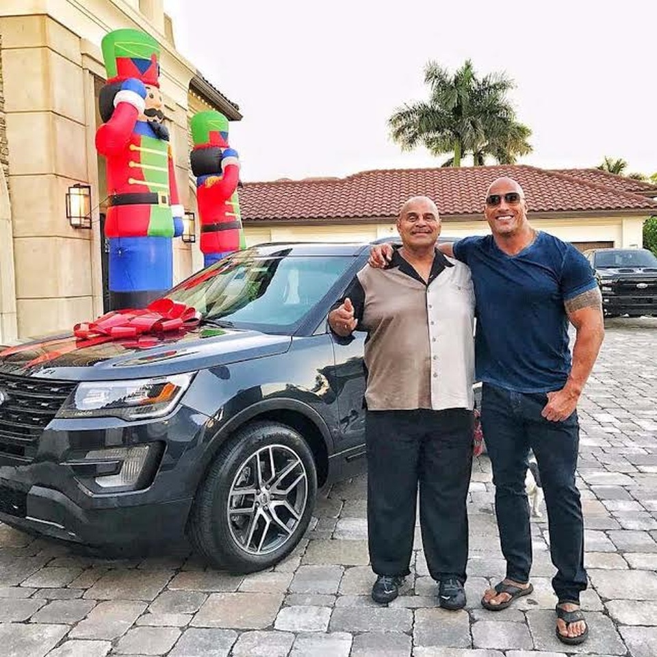 
Với những đại gia lắm tiền nhiều của, họ luôn thừa khả năng để chu cấp những điều kiện tốt nhất cho người thân của mình như: mua nhà cho mẹ, sắm xe cho bố, cho con theo học ở những trường tốt nhất, tặng nhẫn kim cương cho vợ…
